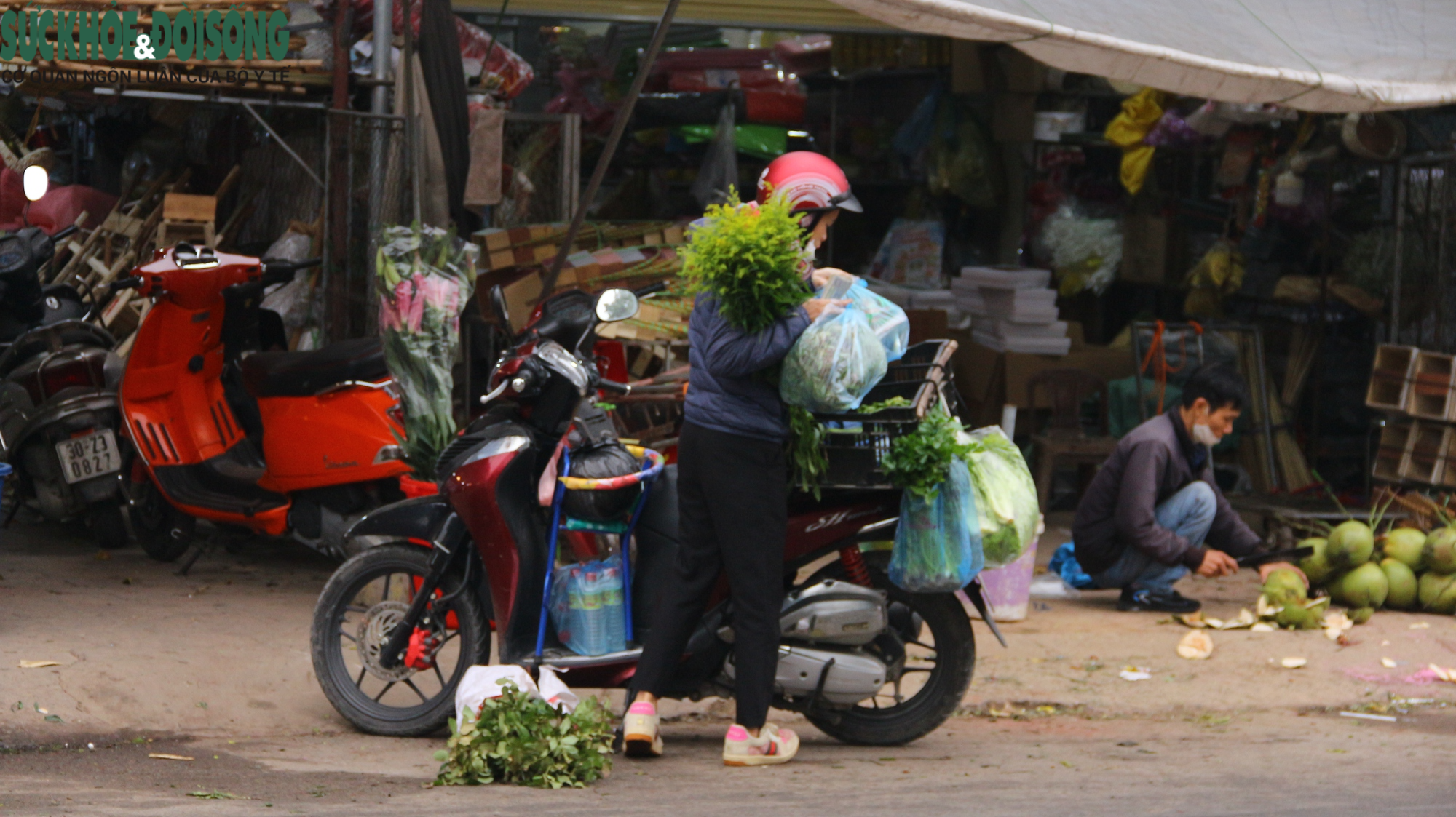 Tiểu thương &quot;luôn tay luôn chân&quot; vào ngày 8/3 tại chợ hoa lớn nhất Hà Nội - Ảnh 4.