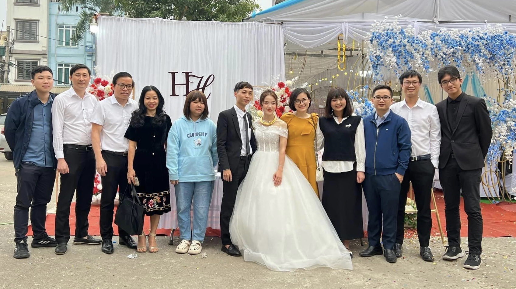 Vợ Hồ Quang Hiếu diện váy cưới 60 mét vải trong lần đầu làm vedette | Báo  Dân trí