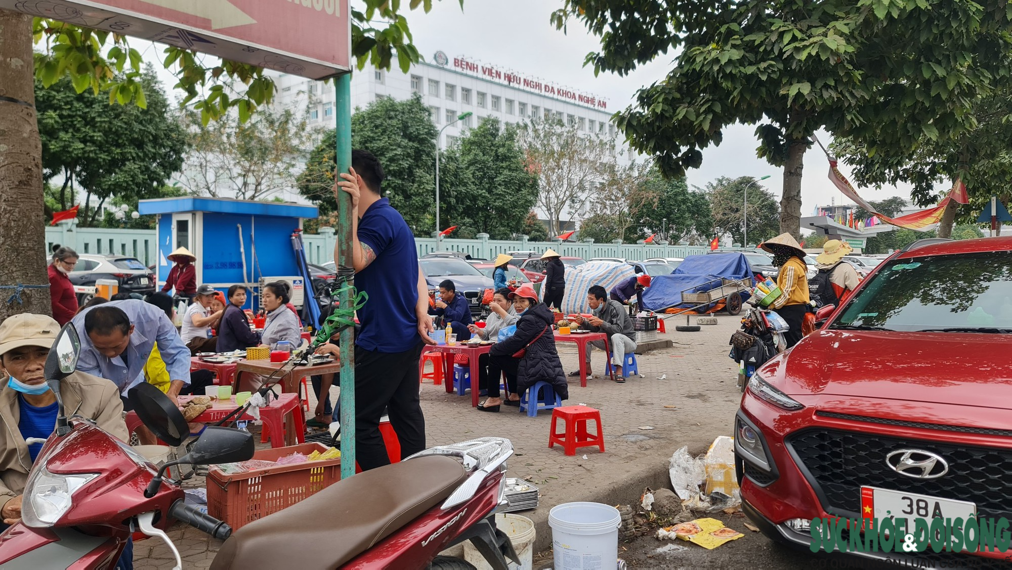 Cần xử lý dứt điểm tình trạng &quot;loạn&quot; hàng rong trước bệnh viện lớn nhất Nghệ An - Ảnh 2.