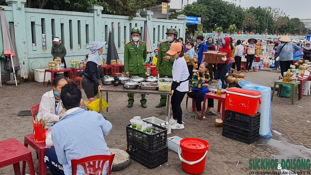 Cần xử lý dứt điểm tình trạng &quot;loạn&quot; hàng rong trước bệnh viện lớn nhất Nghệ An - Ảnh 5.