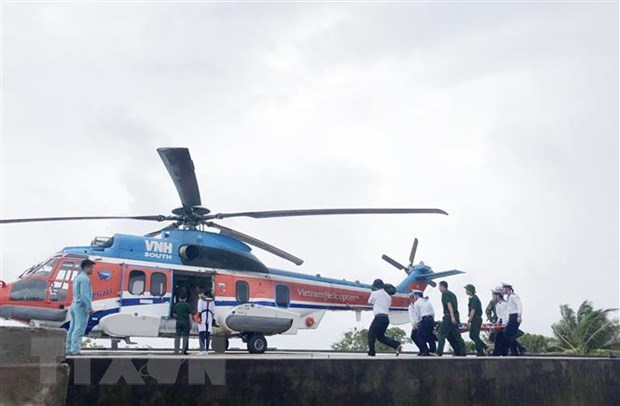 Điều trực thăng tìm thuyền viên mất tích trên vùng biển Bình Thuận - Ảnh 1.