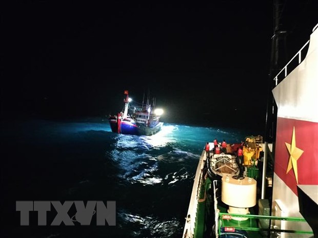 Khẩn trương hỗ trợ, tìm kiếm các thuyền viên gặp nạn trên biển Phú Quý - Ảnh 1.
