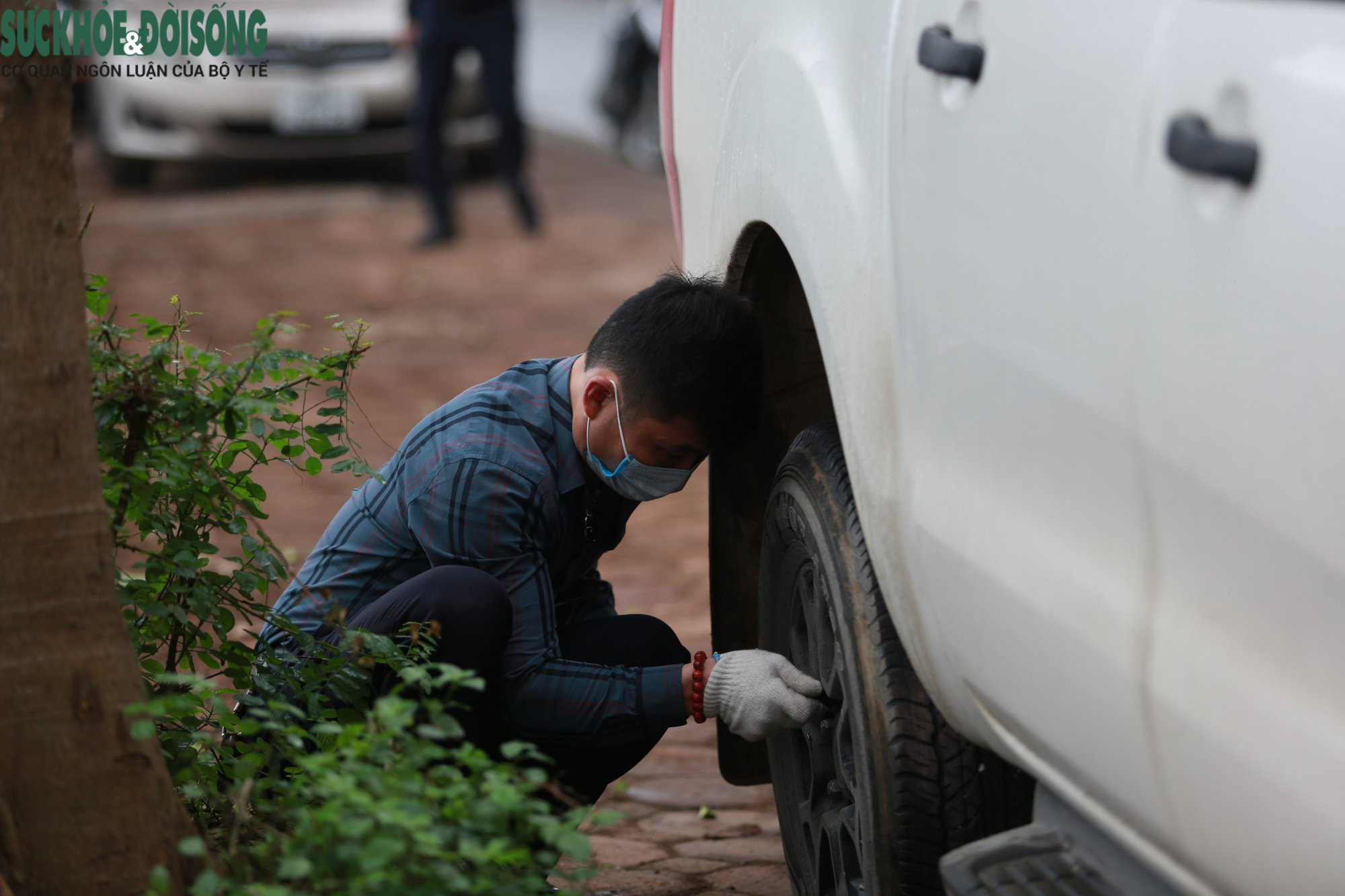 Cận cảnh hàng chục ô tô bị chọc thủng lốp khi đỗ ở vỉa hè Hà Nội - Ảnh 5.