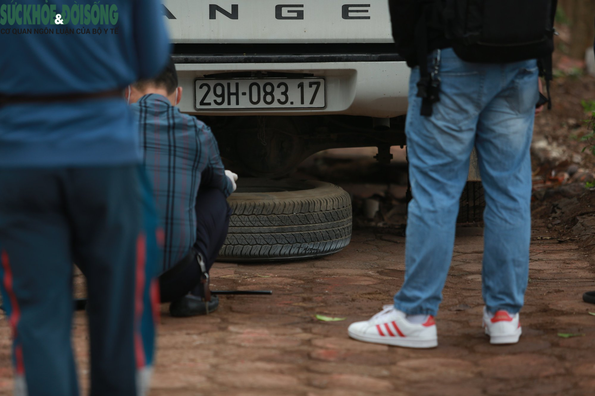 Cận cảnh hàng chục ô tô bị chọc thủng lốp khi đỗ ở vỉa hè Hà Nội - Ảnh 9.