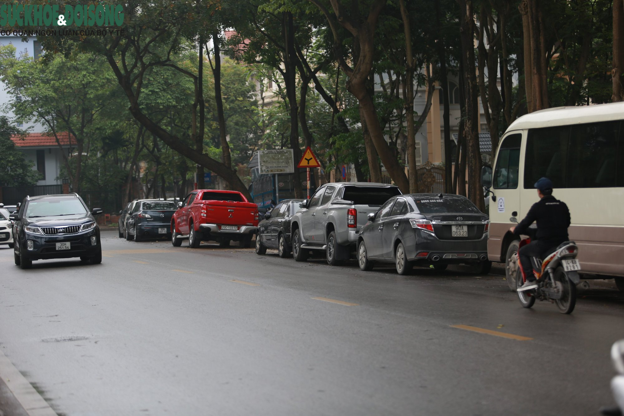 Công an quận Hoàng Mai, Hà Nội đang vào cuộc điều tra vụ việc hàng loạt ô tô bị 'xén' rách lốp, cào xước sơn… tại khu vực đối diện tòa chung cư HH Linh Đàm.