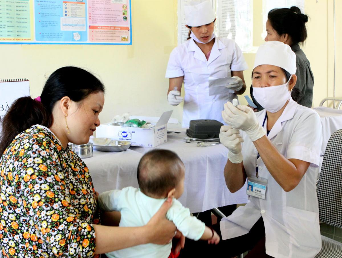 Việt Nam có nguy cơ cao xâm nhập bại liệt hoang dại, khẩn trương tiêm vaccine cho trẻ - Ảnh 1.
