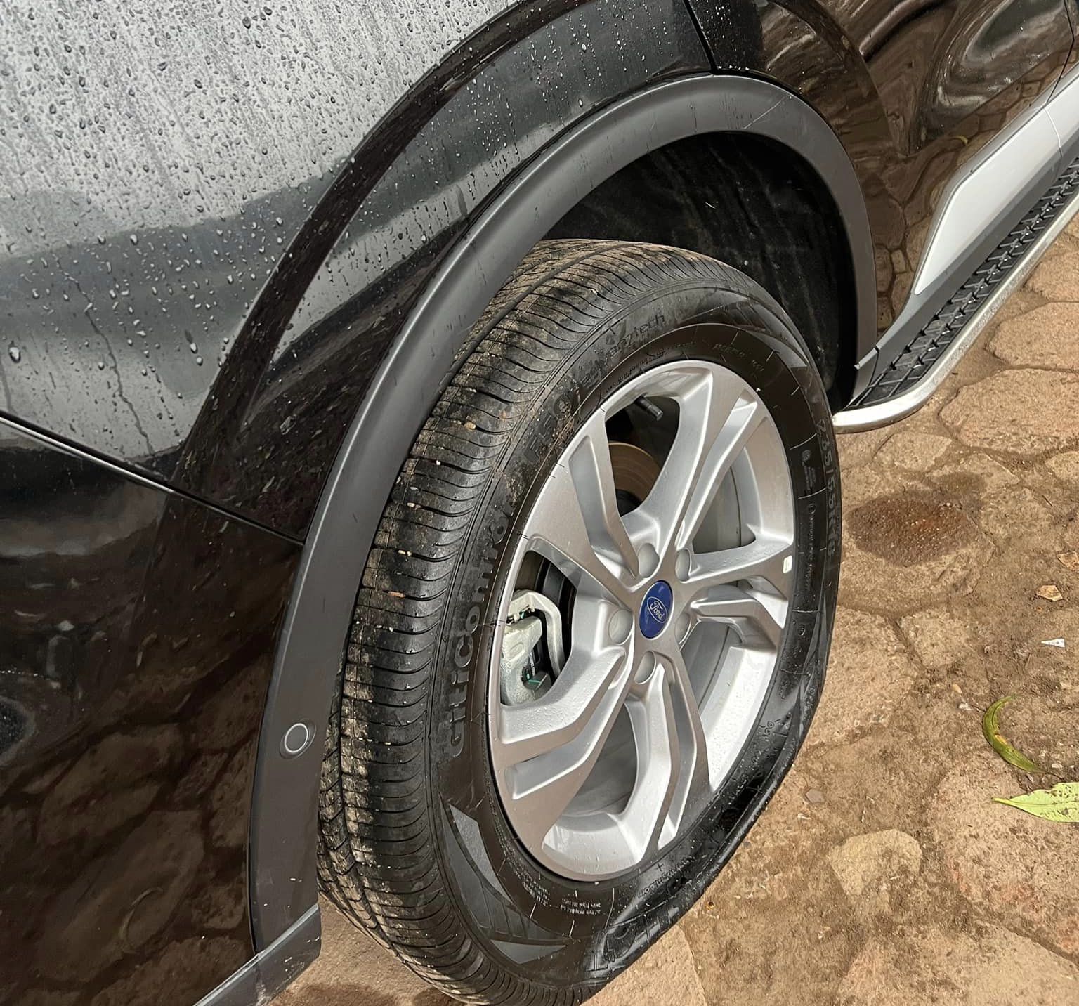 Hà Nội: Hàng chục ô tô bị chọc thủng lốp khi đỗ ở vỉa hè - Ảnh 3.
