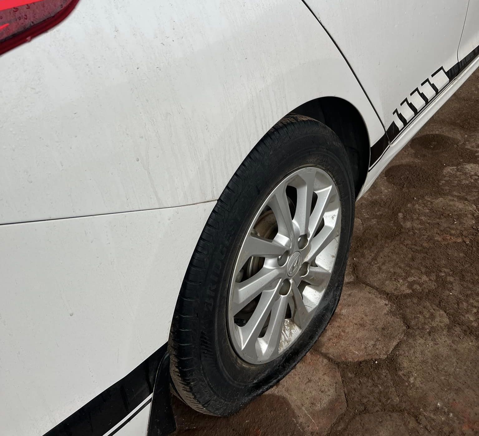 Hà Nội: Hàng chục ô tô bị chọc thủng lốp khi đỗ ở vỉa hè - Ảnh 4.