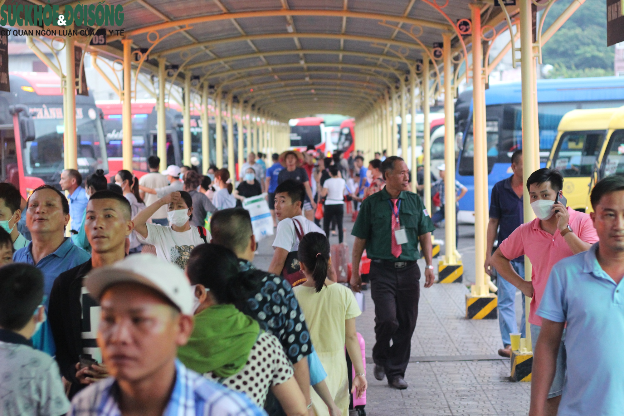 Hà Nội tăng cường hàng trăm phương tiện để đón lượng khách vượt 300% - Ảnh 1.