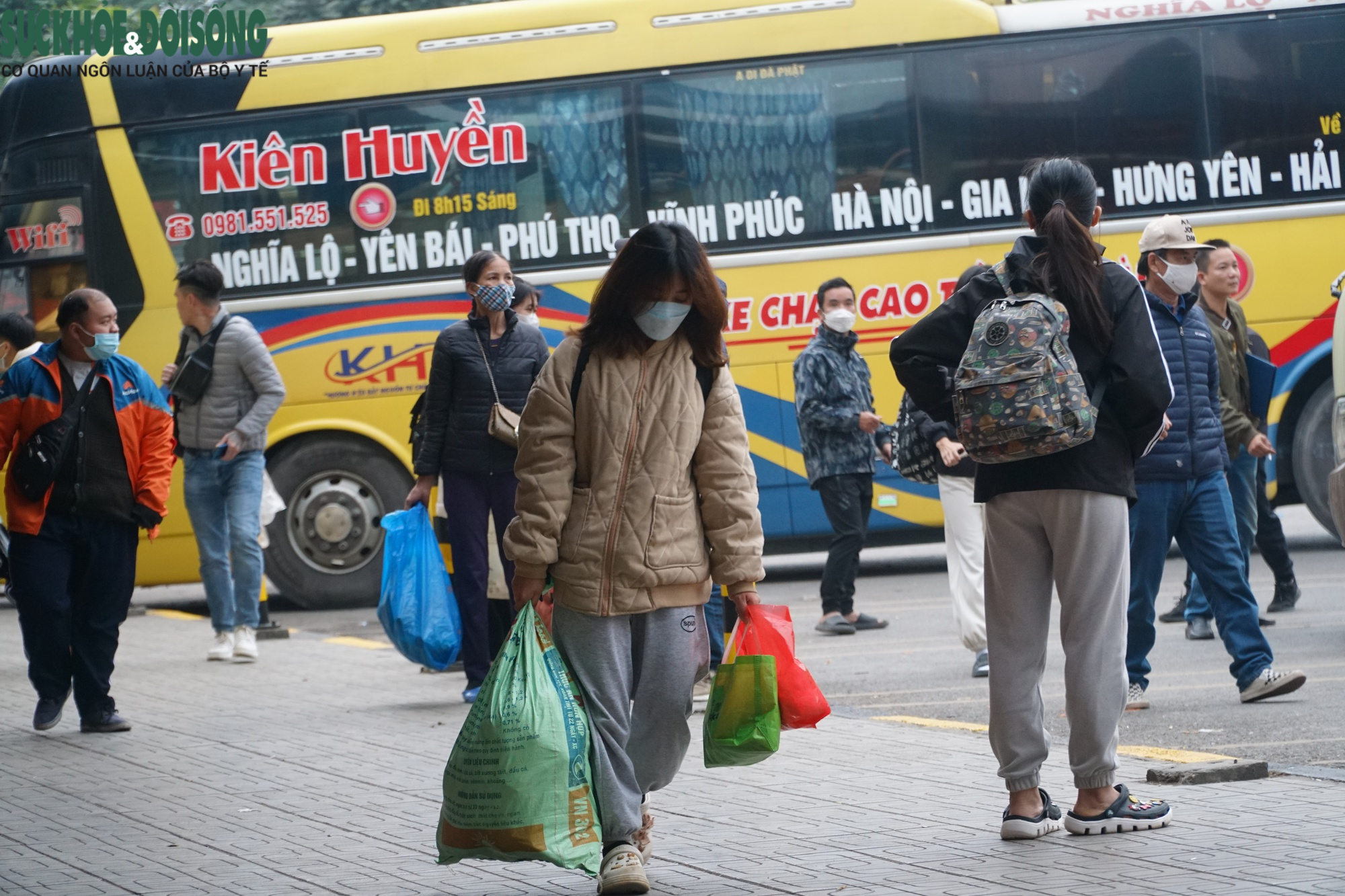 Hà Nội tăng cường hàng trăm phương tiện để đón lượng khách vượt 300% - Ảnh 2.