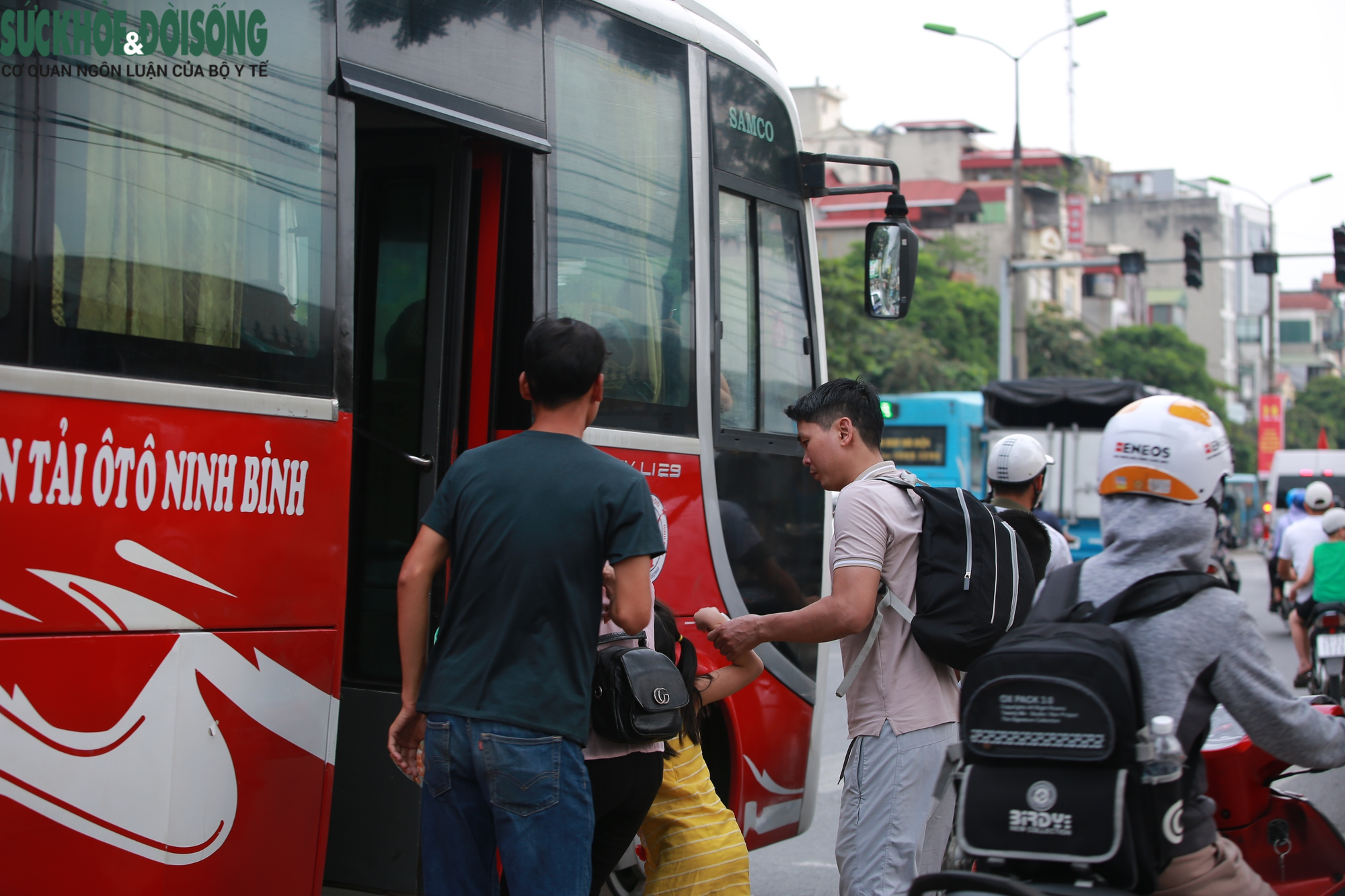 Hà Nội tăng cường hàng trăm phương tiện để đón lượng khách vượt 300% - Ảnh 3.