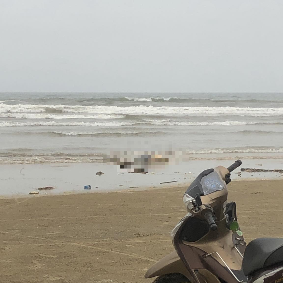 Tìm tung tích thi thể người phụ nữ trôi dạt vào bờ biển Hà Tĩnh