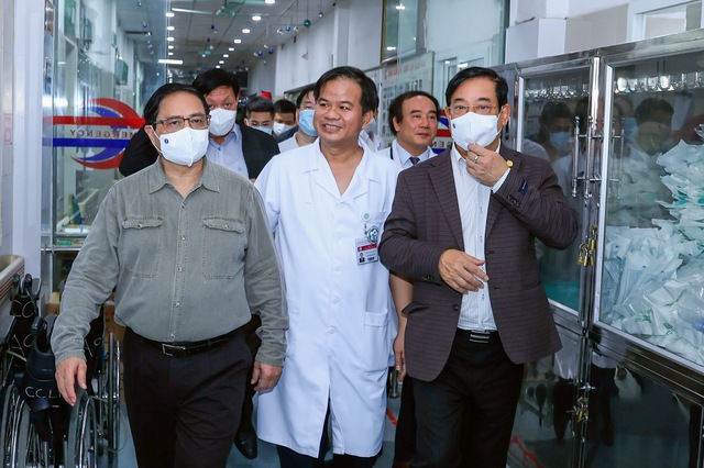 Thủ tướng chỉ đạo nhiều vấn đề cấp bách khi đi kiểm tra đột xuất việc cung ứng thuốc, thiết bị y tế ở bệnh viện tuyến cuối - Ảnh 1.