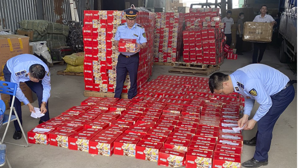 Thu giữ lượng lớn bánh nội địa Trung Quốc nhập lậu tại đầu mối phân phối - Ảnh 3.