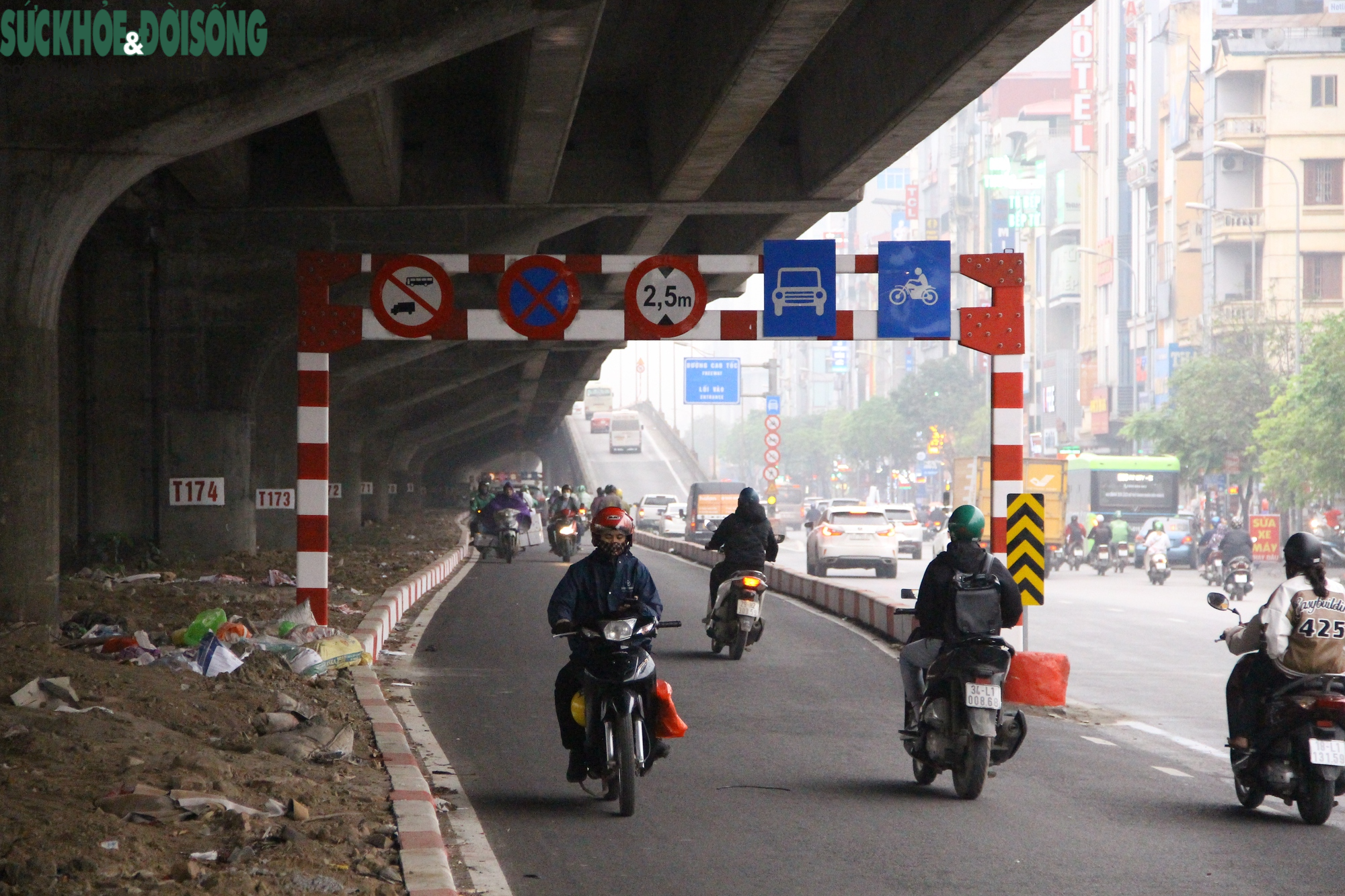 Đường Nguyễn Xiển có thêm làn mới, người dân &quot;thi nhau&quot; đi ngược chiều - Ảnh 3.