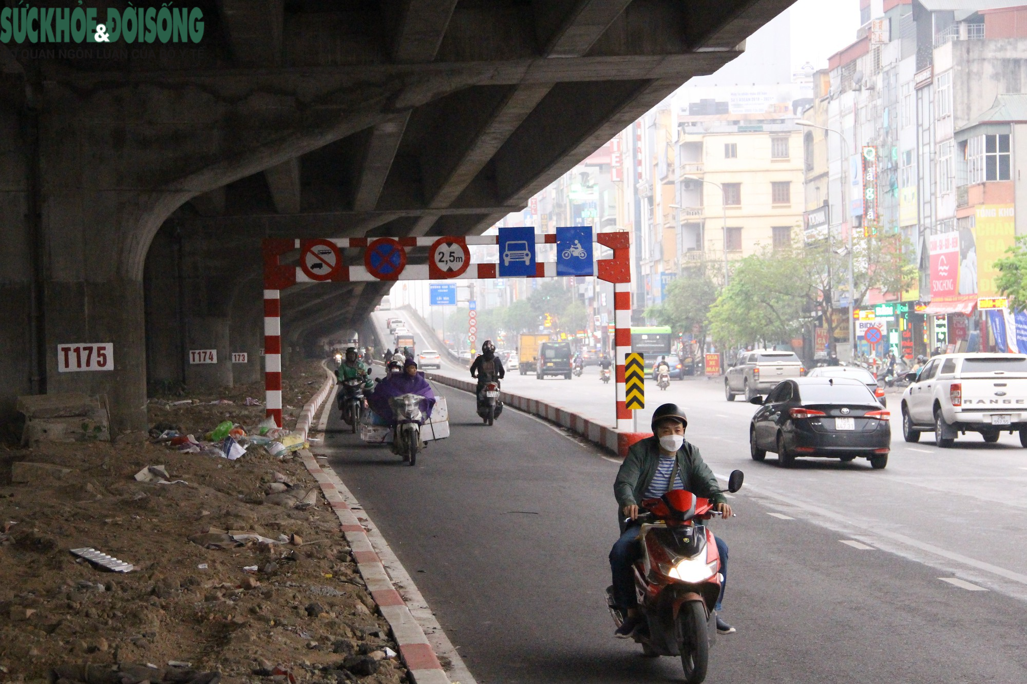Đường Nguyễn Xiển có thêm làn mới, người dân &quot;thi nhau&quot; đi ngược chiều - Ảnh 4.