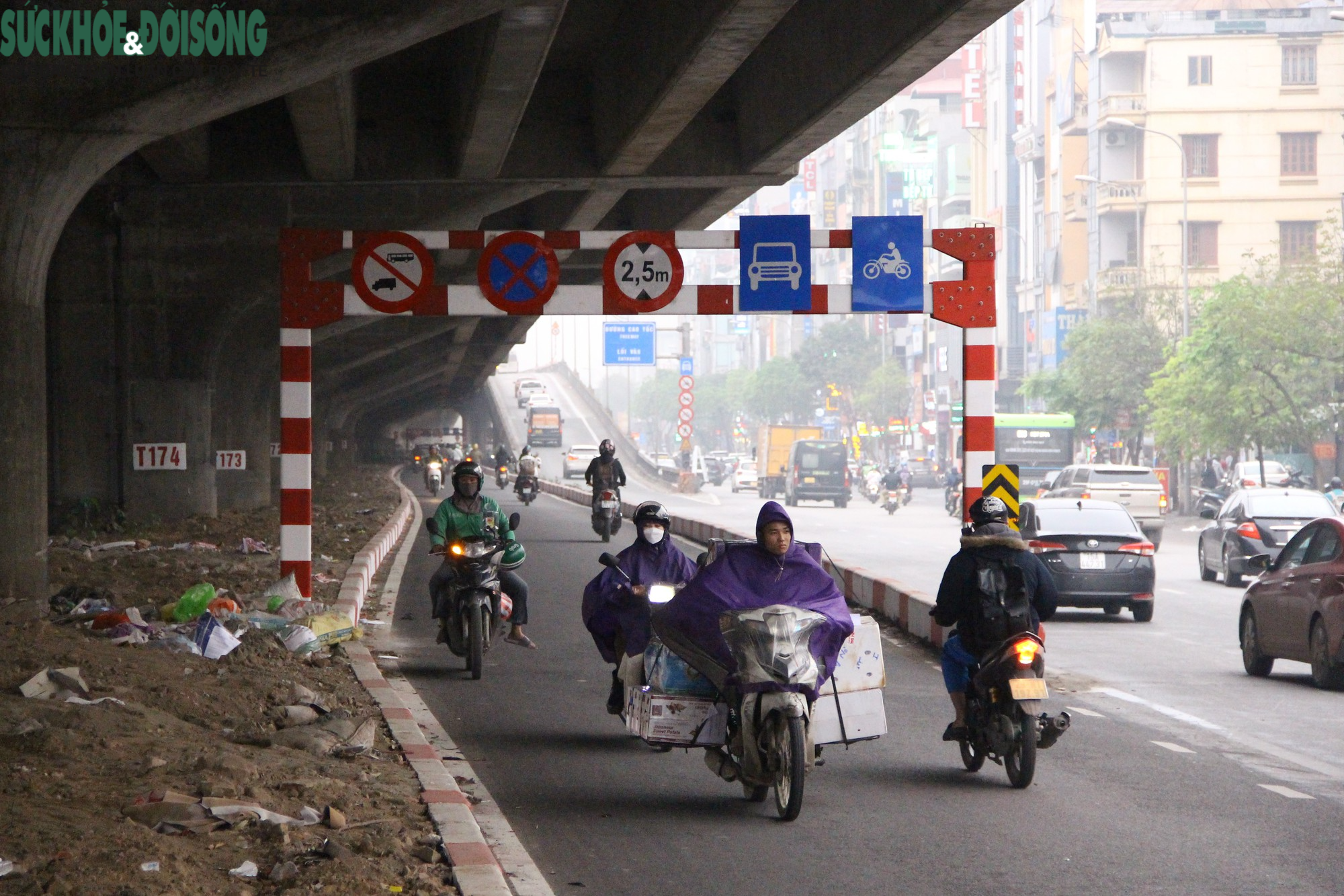 Đường Nguyễn Xiển có thêm làn mới, người dân &quot;thi nhau&quot; đi ngược chiều - Ảnh 5.