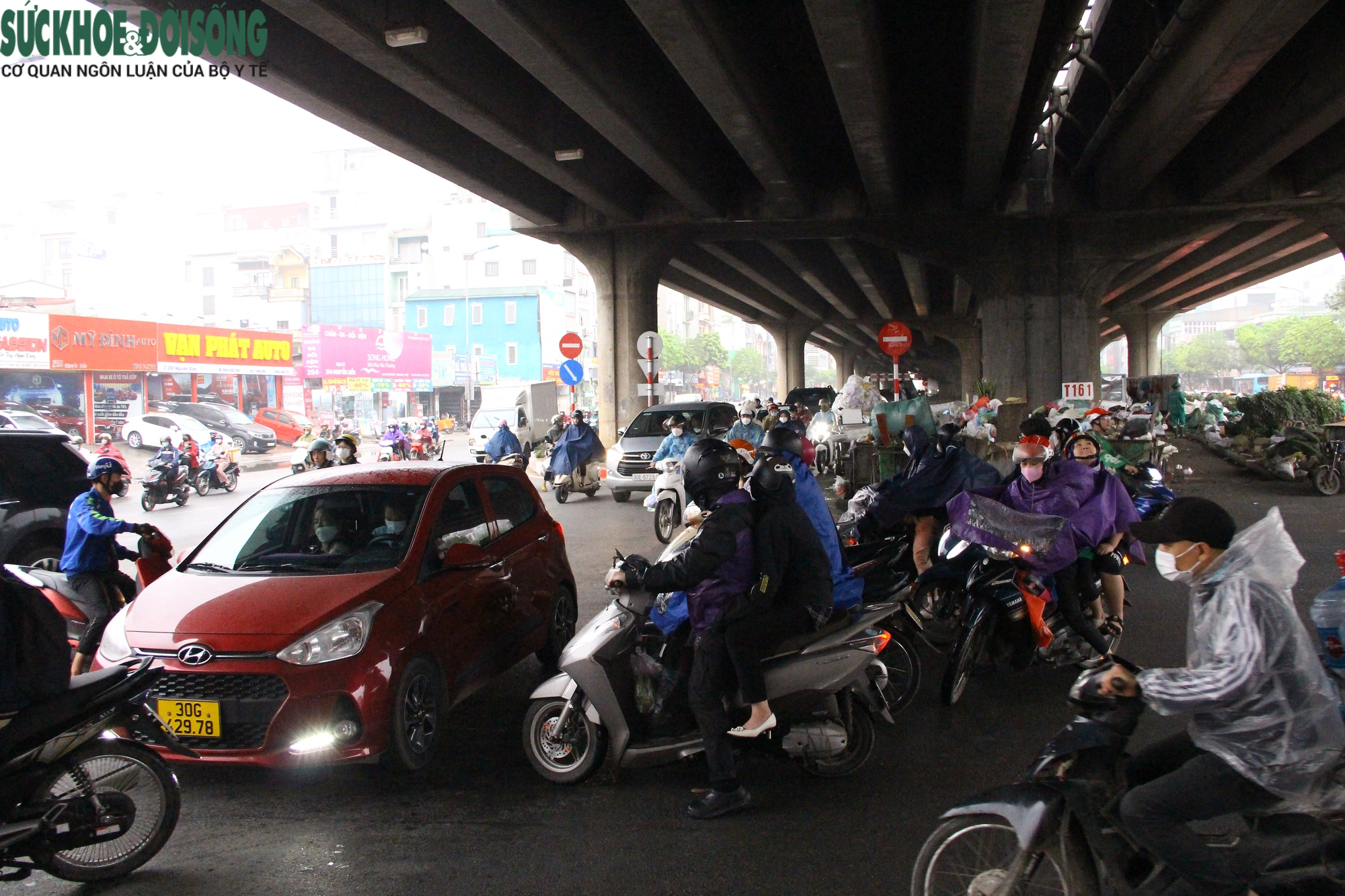 Đường Nguyễn Xiển có thêm làn mới, người dân &quot;thi nhau&quot; đi ngược chiều - Ảnh 16.