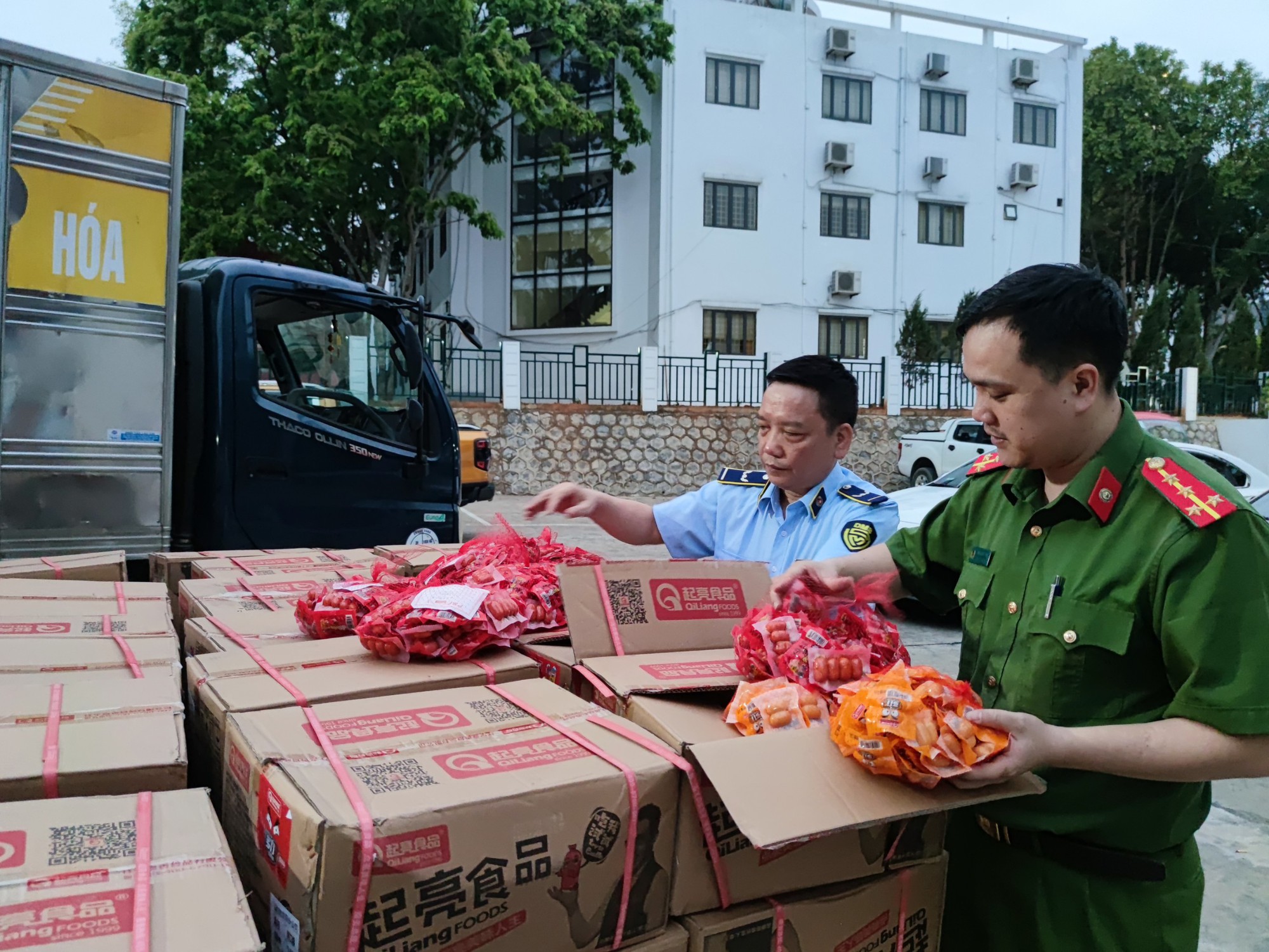 Thu giữ lượng lớn bánh nội địa Trung Quốc nhập lậu tại đầu mối phân phối - Ảnh 4.