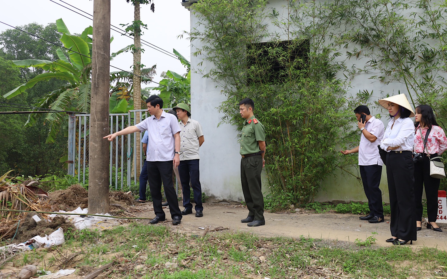 Du khách than phiền, khó chịu vì chen chúc với tàu cá tại vịnh Vĩnh Hy- Ảnh 6.