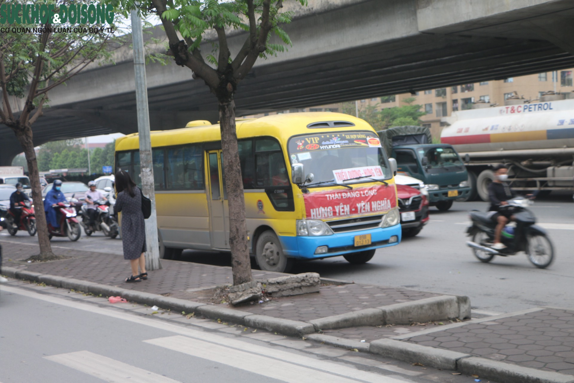 CSGT hóa trang tóm gọn xe dừng đỗ, đón trả khách trái phép - Ảnh 1.