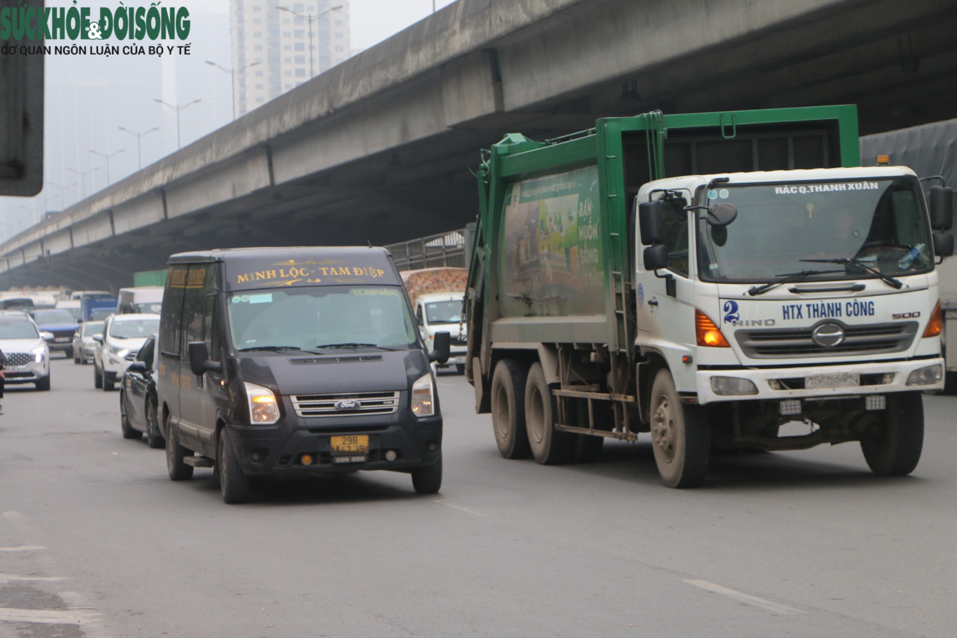 CSGT hóa trang tóm gọn xe dừng đỗ, đón trả khách trái phép - Ảnh 2.