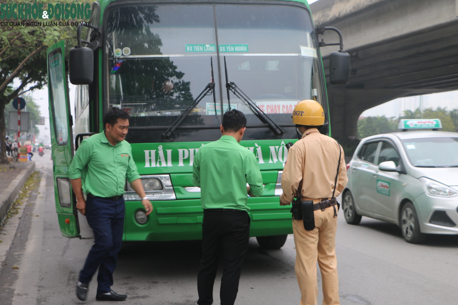 CSGT hóa trang tóm gọn xe dừng đỗ, đón trả khách trái phép - Ảnh 5.