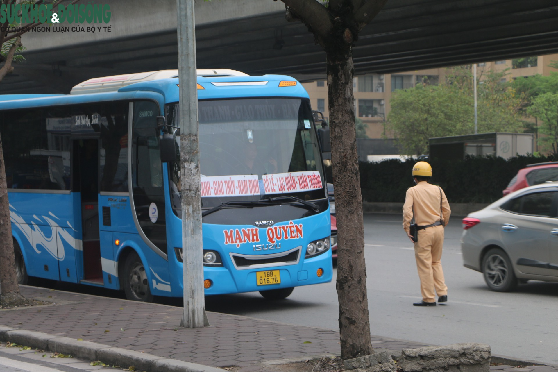 CSGT hóa trang tóm gọn xe dừng đỗ, đón trả khách trái phép - Ảnh 9.