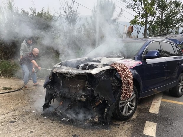 Lâm Đồng: Audi Q7 bốc cháy dữ dội khi đang lên đèo Mimosa Đà Lạt - Ảnh 1.