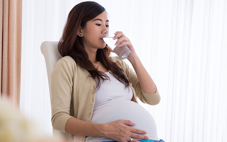Nên uống bao nhiêu nước trong thai kỳ?