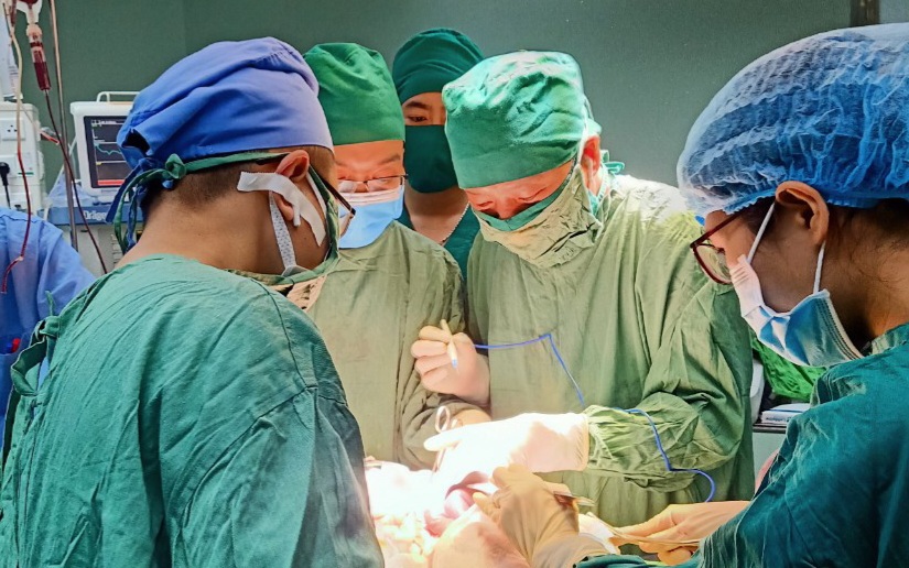 Kỳ tích cứu người đàn ông gù vẹo cột sống 38 năm, liệt tứ chi nhờ can thiệp mạch hiếm gặp- Ảnh 4.