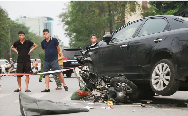 Khởi tố, bắt giam tài xế ô tô tông 17 xe máy ở Hà Nội - Ảnh 2.