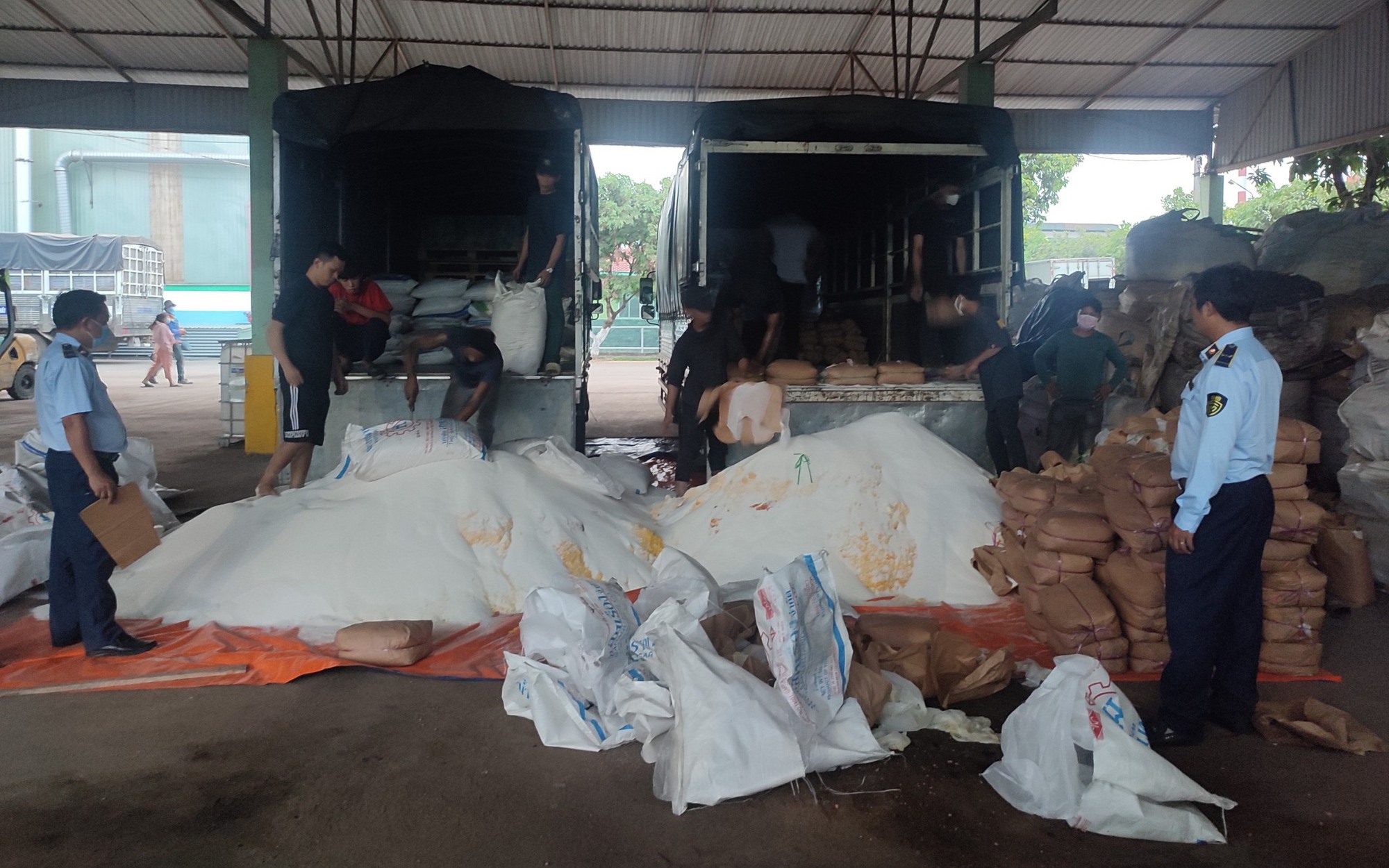 TP.HCM: Tiêu hủy hơn 65 tấn đường cát và hàng nghìn sản phẩm nhập lậu