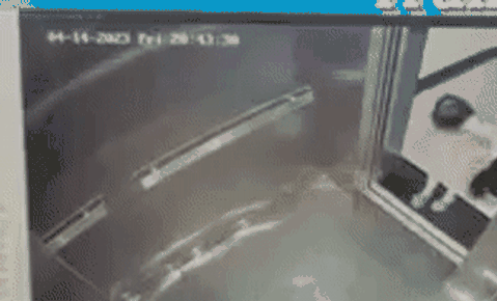 Bà cố gắng giải cứu cháu gái bị mắc kẹt trong thang máy ở Hà Nội - Ảnh 2.