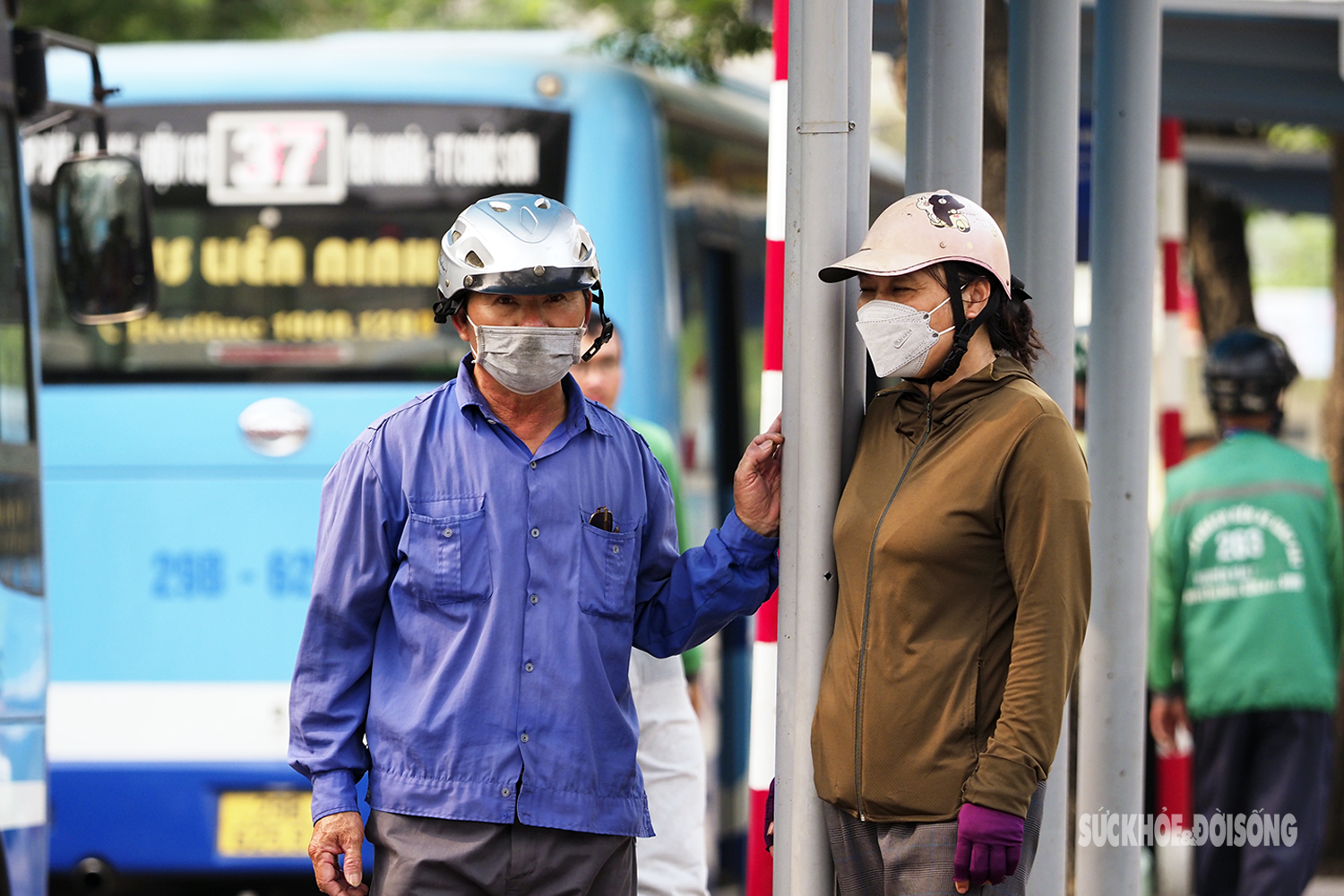 COVID-19 tại Hà Nội đang tăng từng ngày, người dân vẫn lơ là đeo khẩu trang nơi công cộng - Ảnh 14.