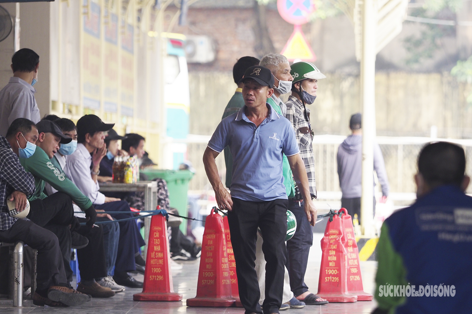 COVID-19 tại Hà Nội đang tăng từng ngày, người dân vẫn lơ là đeo khẩu trang nơi công cộng - Ảnh 1.