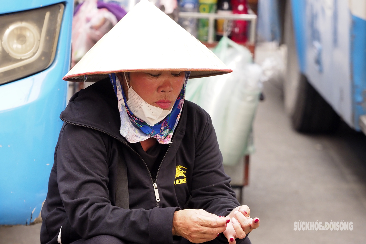 COVID-19 tại Hà Nội đang tăng từng ngày, người dân vẫn lơ là đeo khẩu trang nơi công cộng - Ảnh 8.