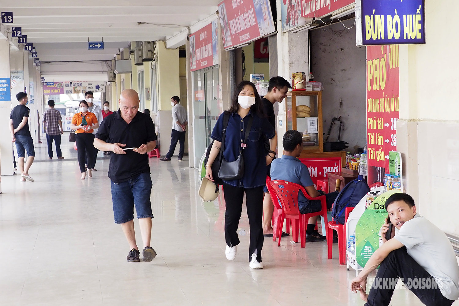 COVID-19 tại Hà Nội đang tăng từng ngày, người dân vẫn lơ là đeo khẩu trang nơi công cộng - Ảnh 2.