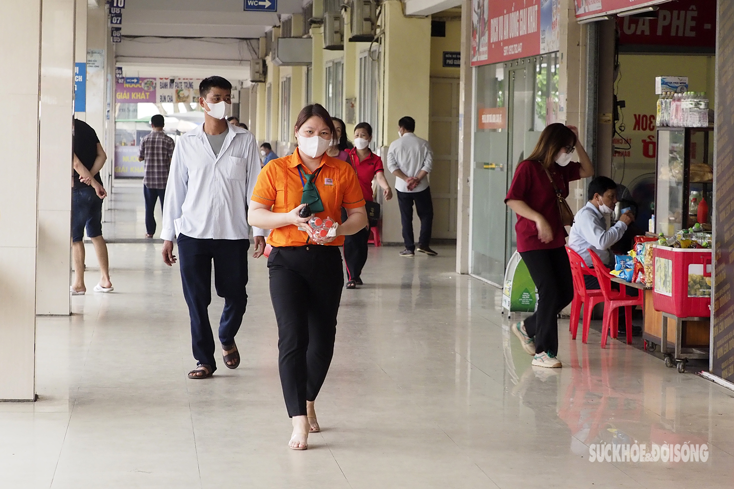 COVID-19 tại Hà Nội đang tăng từng ngày, người dân vẫn lơ là đeo khẩu trang nơi công cộng - Ảnh 15.