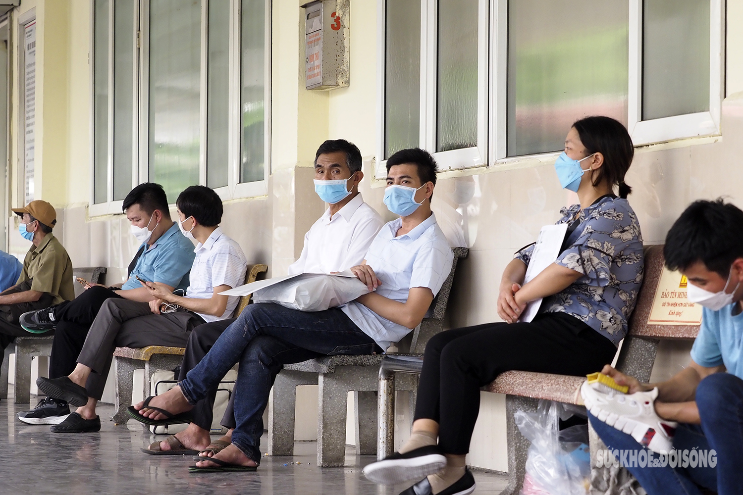 COVID-19 tại Hà Nội đang tăng từng ngày, người dân vẫn lơ là đeo khẩu trang nơi công cộng - Ảnh 9.