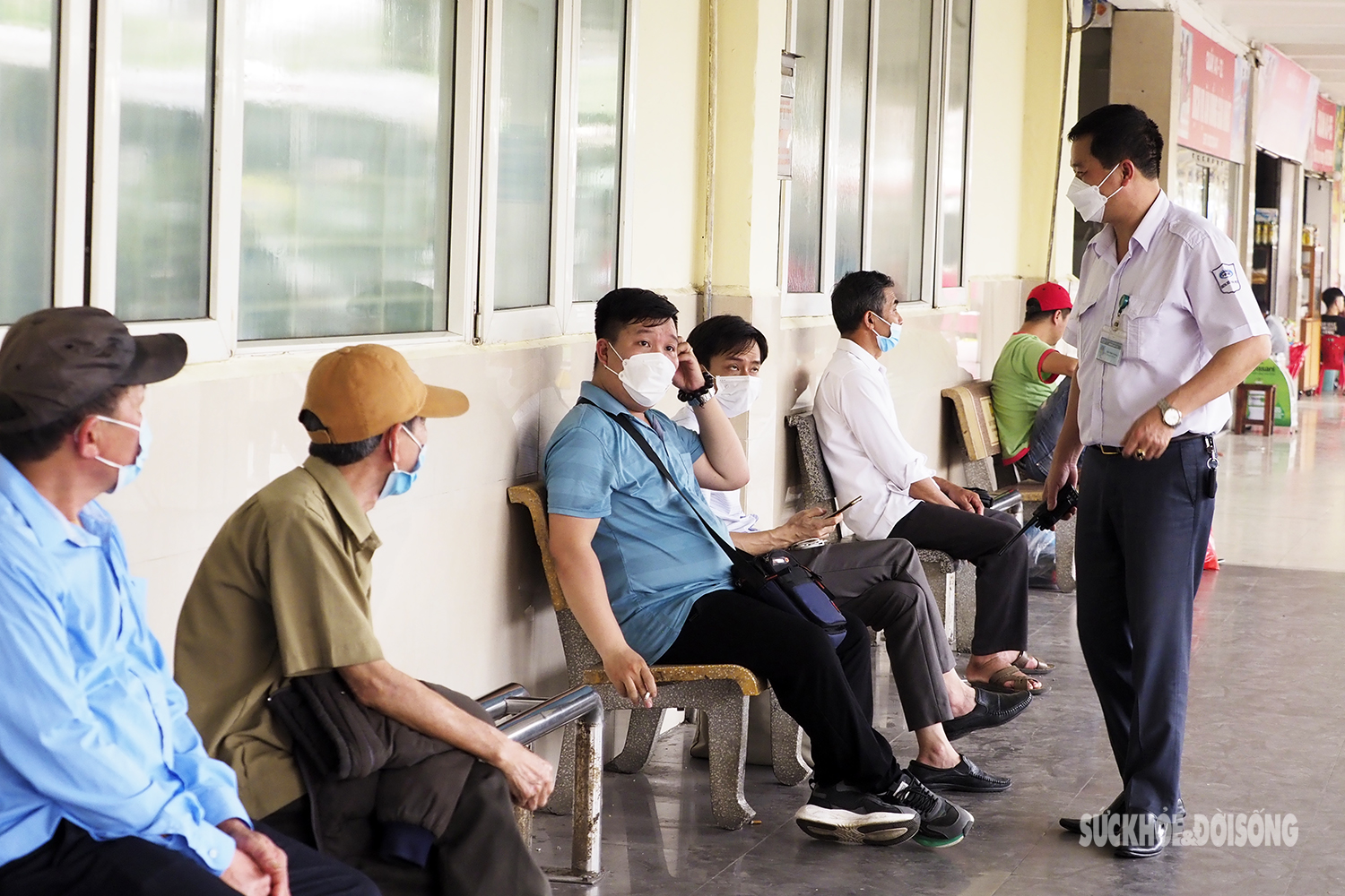 COVID-19 tại Hà Nội đang tăng từng ngày, người dân vẫn lơ là đeo khẩu trang nơi công cộng - Ảnh 10.