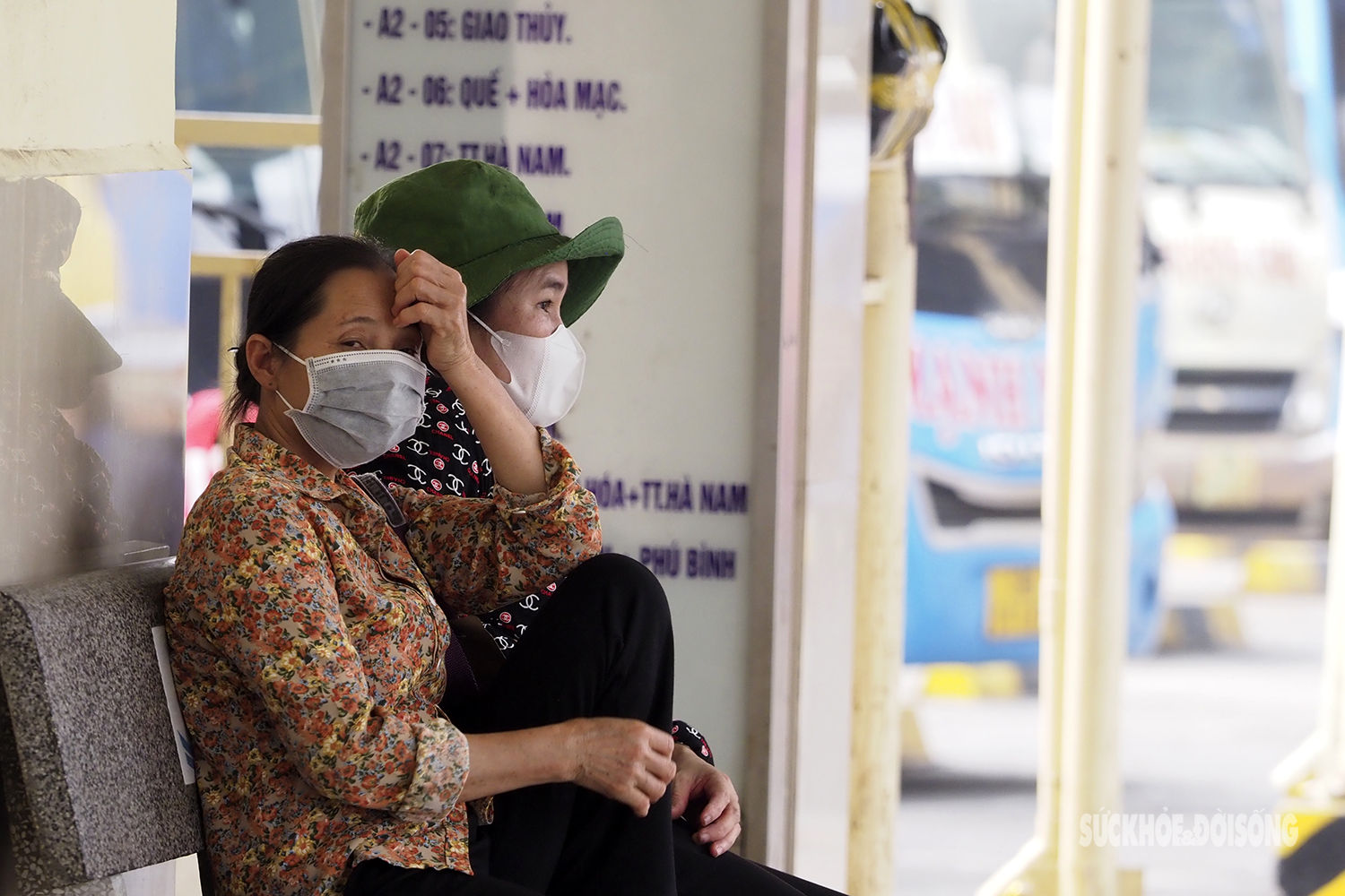 COVID-19 tại Hà Nội đang tăng từng ngày, người dân vẫn lơ là đeo khẩu trang nơi công cộng - Ảnh 12.