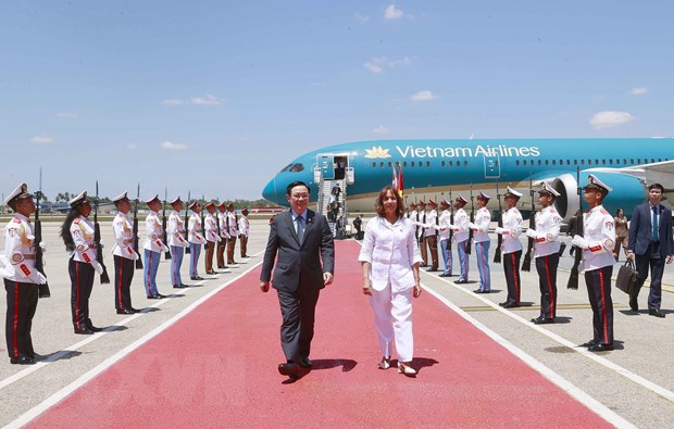 Chủ tịch Quốc hội đến sân bay José Martí, bắt đầu thăm chính thức Cuba - Ảnh 1.