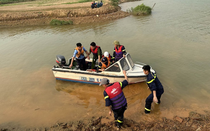 Lật thuyền trên sông Lô, 3 nạn nhân mất tích