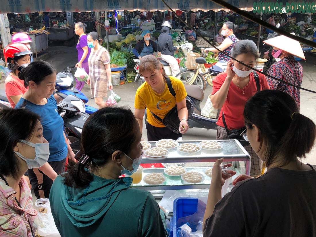 Đông đảo người dân mua bánh trôi, bánh chay sáng 3/3 âm lịch.