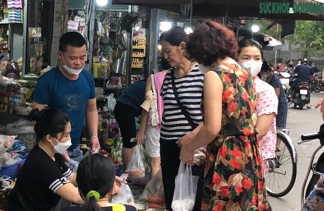 Hà Nội: Tranh thủ cuối tuần, nhiều gia đình mua nguyên liệu về làm bánh trôi, bánh chay dịp Tết Hàn thực - Ảnh 2.