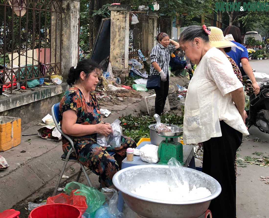 Hà Nội: Tranh thủ cuối tuần, nhiều gia đình mua nguyên liệu về làm bánh trôi, bánh chay dịp Tết Hàn thực - Ảnh 4.