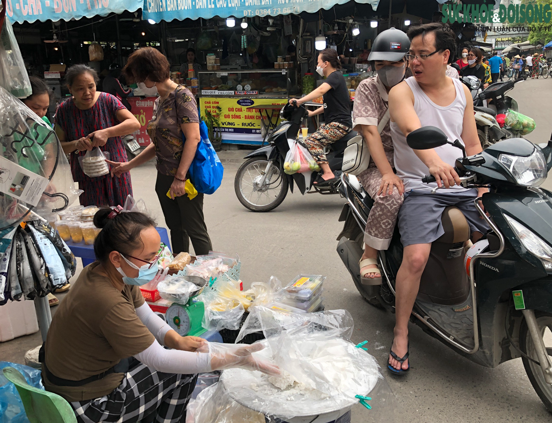 Hà Nội: Tranh thủ cuối tuần, nhiều gia đình mua nguyên liệu về làm bánh trôi, bánh chay dịp Tết Hàn thực - Ảnh 5.