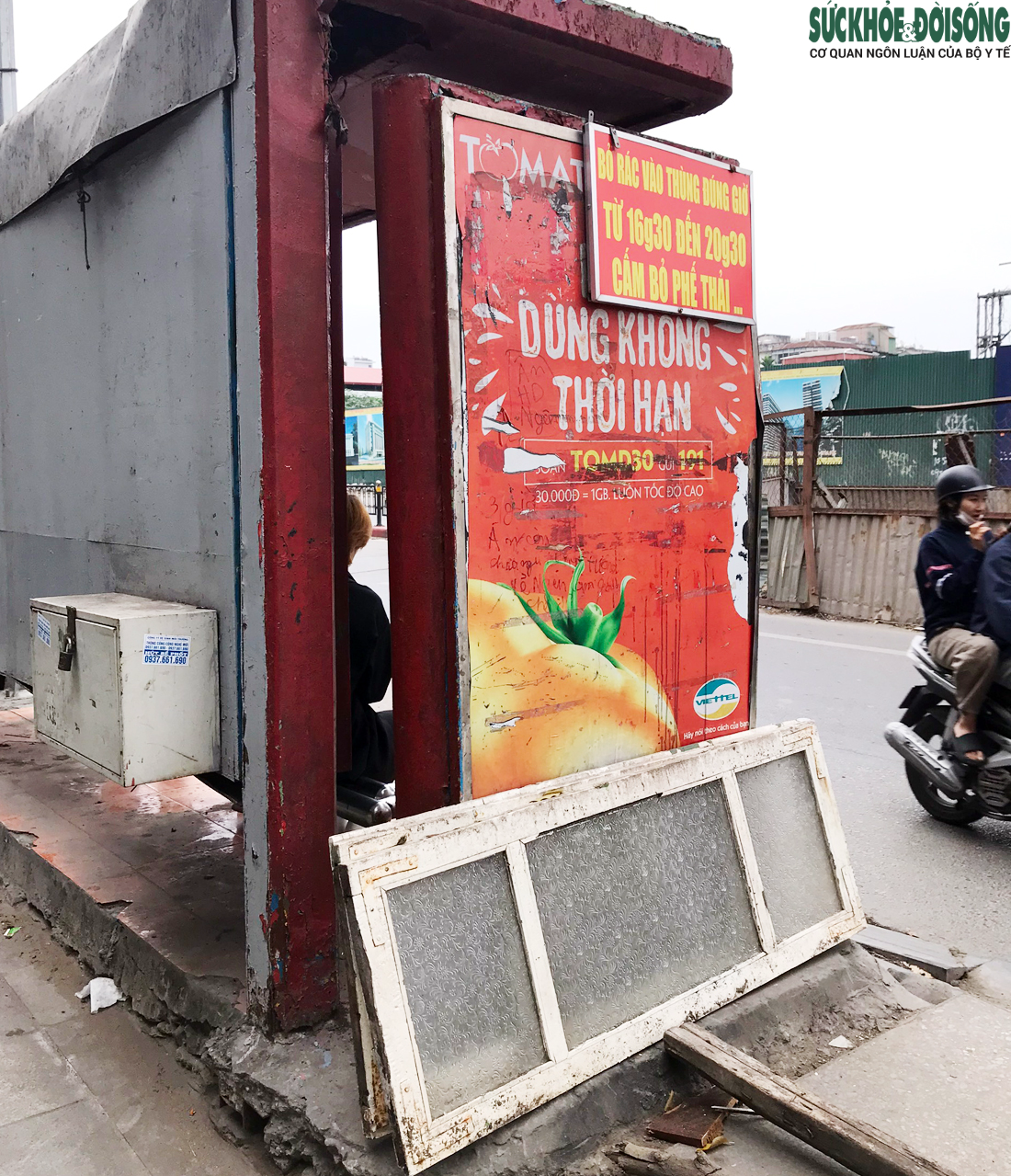 Nhiều nhà chờ xe buýt ở Hà Nội xuống cấp, nhếch nhác đến khó tin - Ảnh 1.