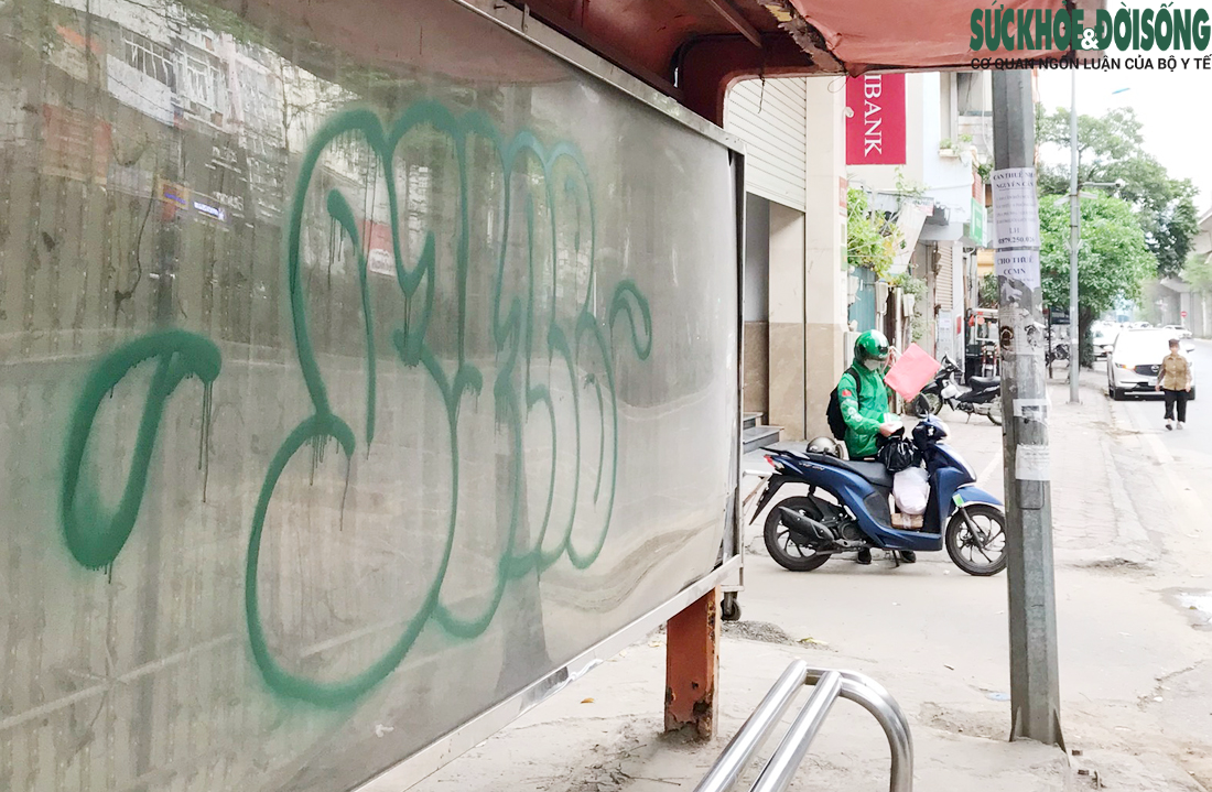 Nhiều nhà chờ xe buýt ở Hà Nội xuống cấp, nhếch nhác đến khó tin - Ảnh 3.